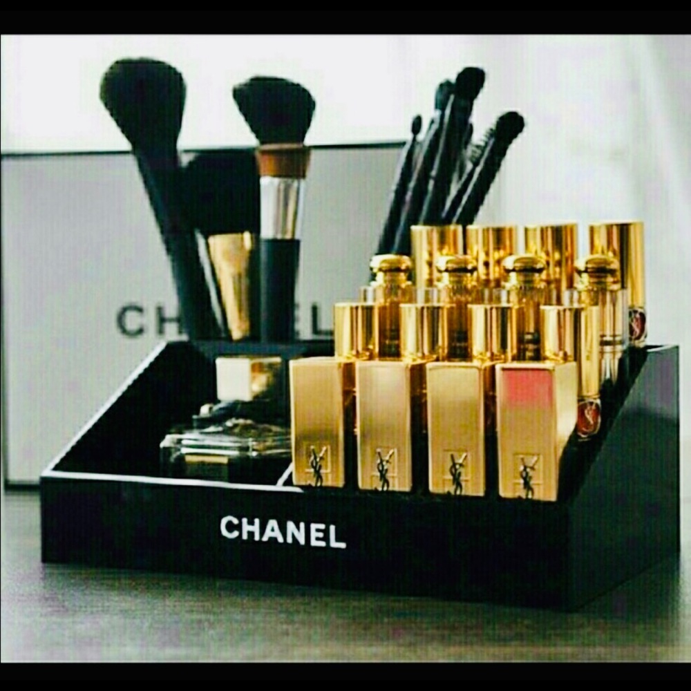 Authentic Chanel cosmetics holder - Picture 1 of 8